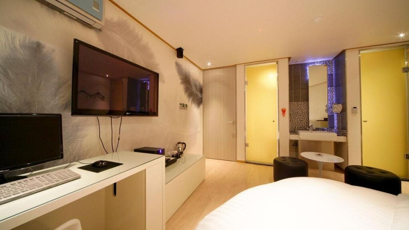 Hotel At Noon