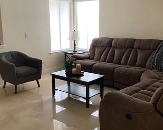 Newly Remodeled Family Friendly 3B/2B House - Las Vegas - Pokój dzienny
