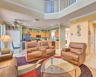 Spacious Family Home w/ Spa in Davenport! - Davenport - Sala de estar