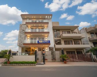 Fabhotel Emoji Stays - Gurugram - Building