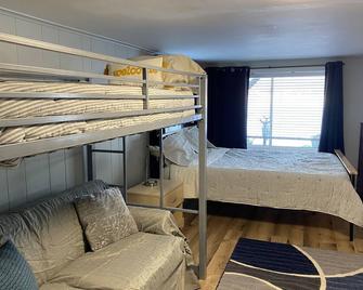 5-Bdrm Lakefront Retreat w.Charming Guest House: 15 mins to Letchworth, Geneseo - Geneseo - Bedroom
