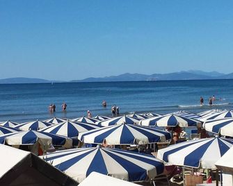 Hotel Ausonia - Follonica - Playa