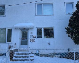 #5 (5 Room) Parisian Nights {6 kms 4m Airport} - Winnipeg - Edificio