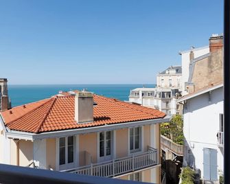 Alfred Hotels Les Halles - Biarritz - Varanda