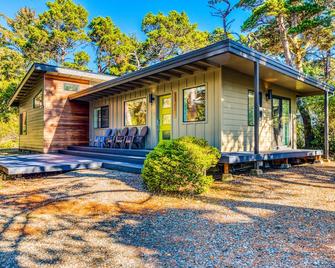 Stunning new home with furnished deck & easy beach access - Florence - Building