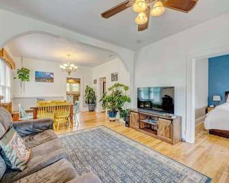 Frackelton Getaway | Fire Pit, Charming & Cozy Retreat - Sheridan - Living room