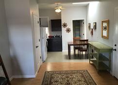 Newport Inn #3 - No Cleaning Fees!! Free Parking!! Walk To Games And Concerts!!! - Newport - Living room