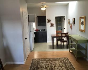 Newport Inn #3 - No Cleaning Fees!! Free Parking!! Walk To Games And Concerts!!! - Newport - Kitchen
