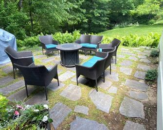 Cozy cottage in the Dorset Hollow. Mountain views, patio & stream. Pet friendly! - Dorset