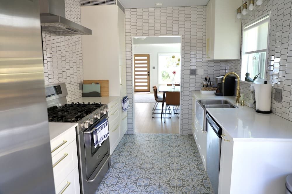 Hilltop house with views, pool, and lush garden - לוס אנג'לס - מטבח