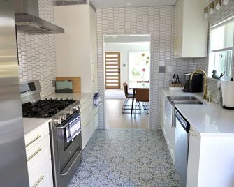 Hilltop house with views, pool, and lush garden - לוס אנג'לס - מטבח