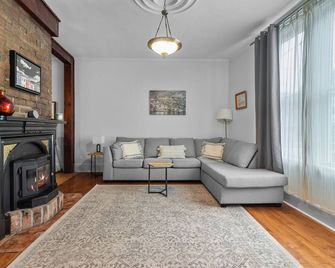 Victoria Family Home King Patio 2 Ba Bbq - St. John's - Living room