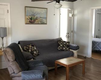 Lovely Condo For Your Vacation. Near Beach, Eateries, Casinos. Dogs Ok - Brigantine - Living room