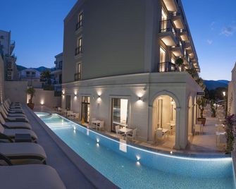 Hotel Moskva - בודווה - בריכה