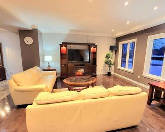 Beautiful single House in Rockland,ON - Clarence-Rockland - Living room