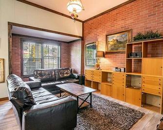 2-Bedroom apartment (D2), walk to Main Street - Lake Placid - Living room