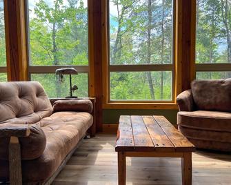 Cranberry Inn - Mercer - Living room
