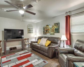Cozy Norman Home: 4 Mi to Oklahoma University! - Norman - Living room