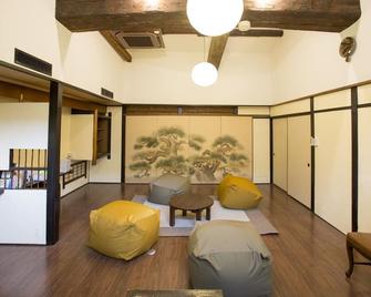 Osaka Guest House U-En - Ōsaka - Wohnzimmer