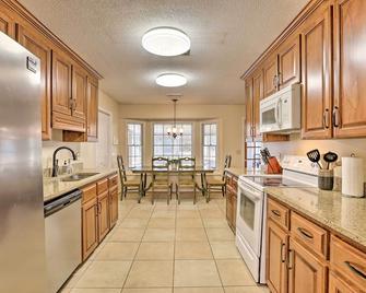 Quiet Dothan House with Fenced Yard and Fire Pit! - Dothan - Cocina