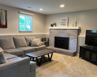 4-bedroom tri-level house in enchanting Midland with WiFi, AC. Pet friendly. - Midland - Wohnzimmer