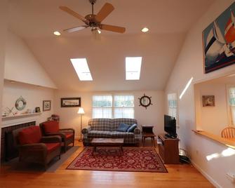 Short drive to West Dennis Beach (Nantucket Sound) - West Dennis - Living room