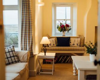 Gorgeous flint cottage overlooking the marshes, walking distance to beach - Holt - Living room