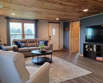 Renovated Rustic Charm! Conveniently located - Gassville - Sala de estar
