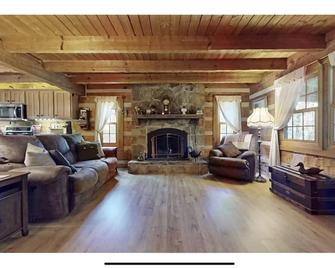 Cabin by the Creek Sleeps 8 on 3 Beautiful acres - Close to town and activities - Clinton - Living room