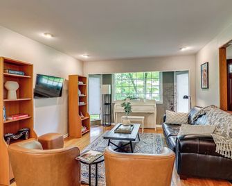 1 Mi to Campus Princeton Home with Furnished Deck - Princeton - Living room