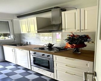 Cozy Garden Retreat - Family Friendly Studio with city access - Amberes - Cocina