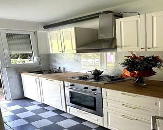 Cozy Garden Retreat - Family Friendly Studio with city access - אנטוורפן - מטבח