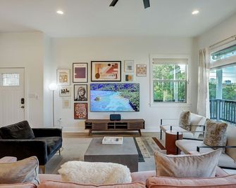 Bachelor/Bachelorette Mansion In the Heart of ATX - أوستن - غرفة معيشة
