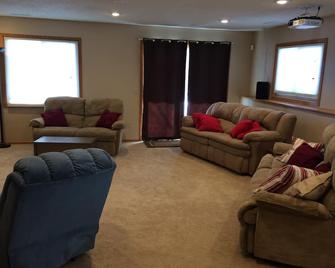 Amazing for Families 4 acres Firepit Arboretum and Lakes nearby Sleeps 10 - Chanhassen - Living room