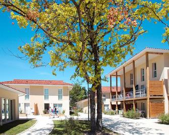 Résidence Odalys Référence Le Petit Pont by Interhome - Hourtin - Building