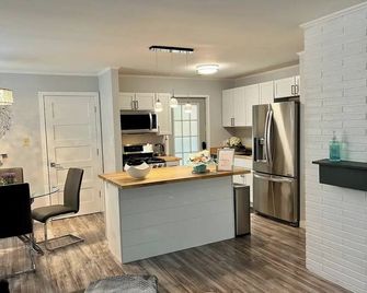 Pet-Friendly Charming & Cozy 3-bedroom house AC & WiFi in pleasant Youngstown - Youngstown - Kuchnia