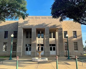 Bunkie Bungalow 3/2 home across from Haas Auditorium - Bunkie - Edificio
