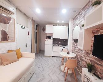 Study in the center of Madrid - Madrid - Sala de estar