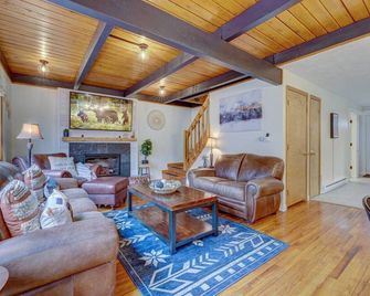 Bear Den ~luxury Chalet ~hottub - Tobyhanna - Living room