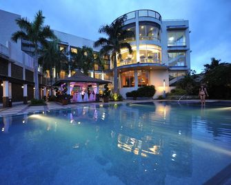 The Avenue Plaza Hotel - Naga - Piscina