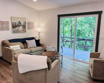 Cozy mountain cabin in Hiawassee! - Hiawassee - Wohnzimmer