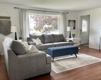 Adorable 3 bedroom home in historic Sheboygan Falls - Sheboygan Falls - Living room