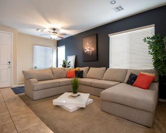 Spacious Fam-Friendly 3br W/King Suite near Strip! WiFi and Garage parking! - Las Vegas - Living room