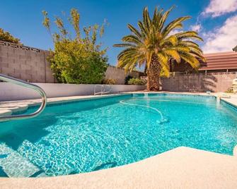 Calcutta · Relax in Style!! Pool, Vegas games, RV Parking - Henderson - Pool