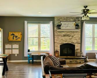Whole house with volleyball court and Minutes from the BIG HOUSE and UM hospital - Saline - Living room