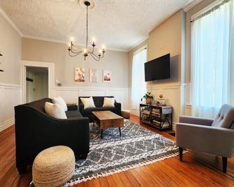 St. Louis Modern Retreat - Spacious, Family-Friendly, Convenient Location! - St. Louis - Living room