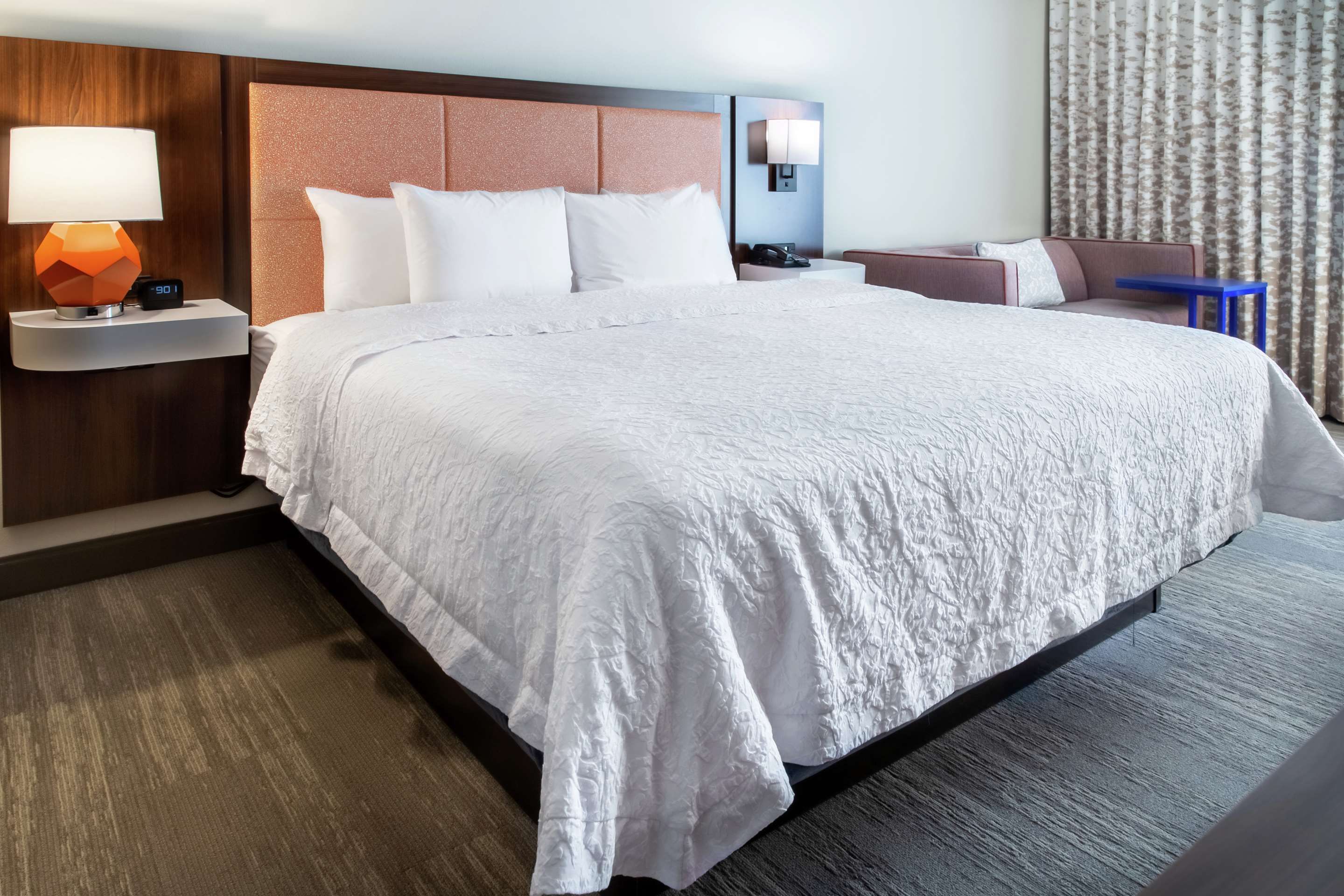 Bedroom view of Hampton Inn Rockford