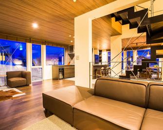 Niseko Central Houses and Apartments - Niseko - Stue