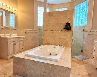 Spacious 4-bedroom house in brilliant Coral Springs with AC - Coral Springs