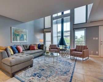 Modern Point Venture Vacation Rental w/ Deck! - Leander - Sala de estar
